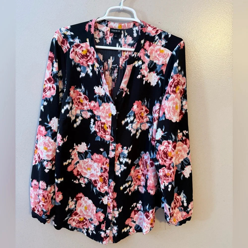 Torrid Womens Floral Black Pink Whimsigoth V-Neck Hidden Button Size 1X Blouse‎